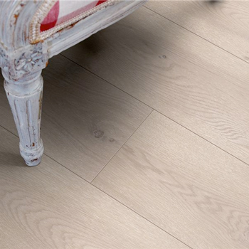 instalación de suelo laminado gris